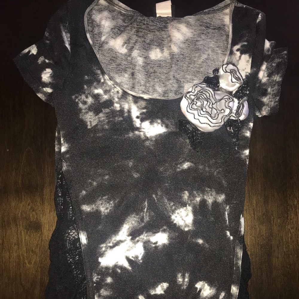 Daytrip shirt with lace sides